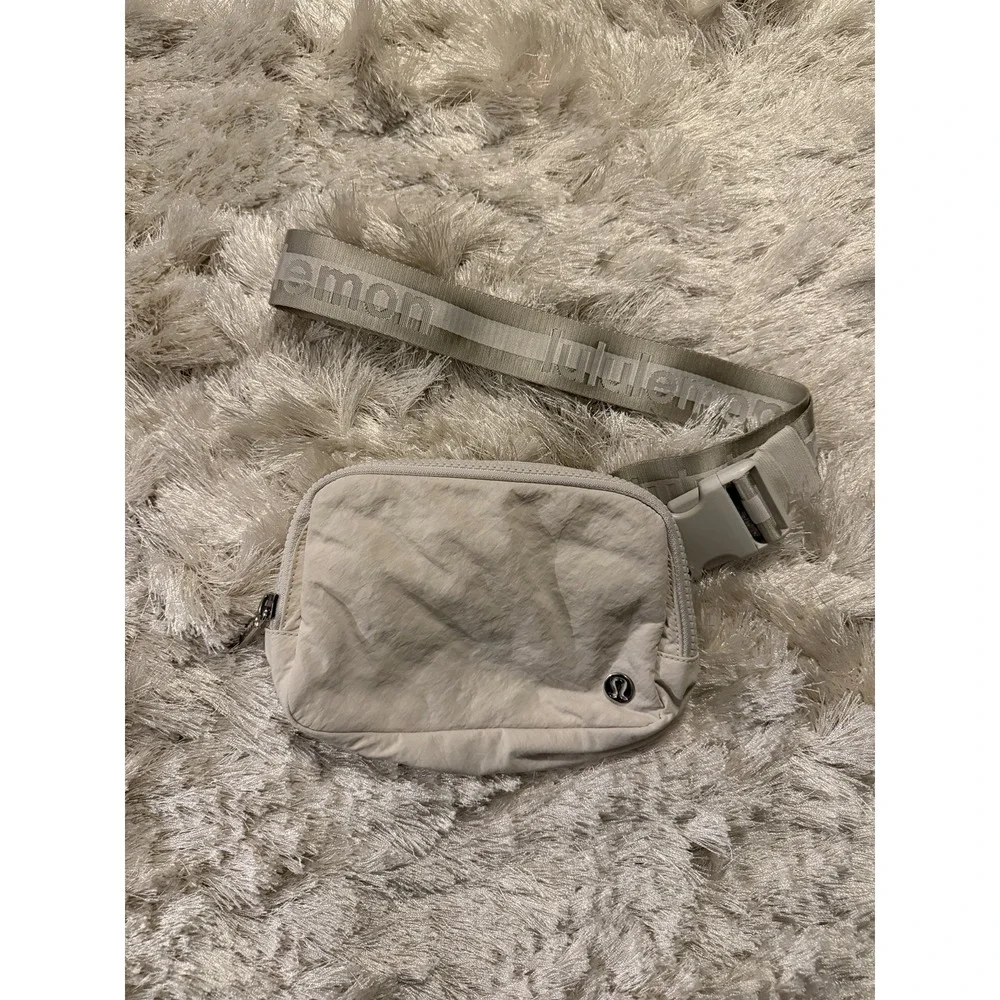 lululemon White Crossbody Bag Zip Closure Adjustable Strap Pockets Lined
